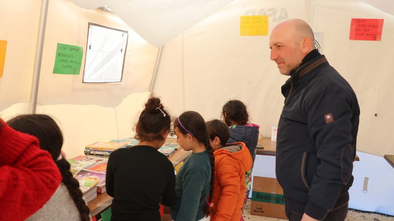 Sarayköy Belediyesi, deprem bölgesindeki çadır kente mobil kütüphane kurdu