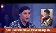 Ödülünü şehit ailesine bağışladı