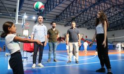Başkan Özbaş, yoğun ilgi gören yaz spor okullarını ziyaret etti
