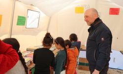 Sarayköy Belediyesi, deprem bölgesindeki çadır kente mobil kütüphane kurdu