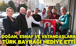 Doğan, Esnaf Ve Vatandaşlara Türk Bayrağı Hediye Etti