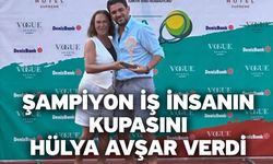 Şampiyon İş İnsanın Kupasını Hülya Avşar Verdi