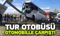 Tur otobüsü otomobile çarpıştı