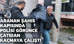 Aranan şahıs kapısında polisi görünce çatıdan kaçmaya çalıştı