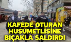 Kafede oturan husumetlisine bıçakla saldırdı