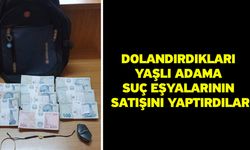 Dolandırdıkları yaşlı adama suç eşyalarının satışını yaptırdılar