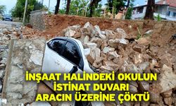 İnşaat halindeki okulun istinat duvarı aracın üzerine çöktü