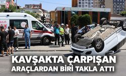 Kavşakta çarpışan araçlardan biri takla attı