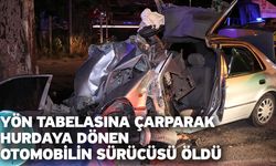 Yön tabelasına çarparak hurdaya dönen otomobilin sürücüsü öldü