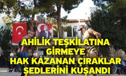 Ahilik teşkilatına girmeye hak kazanan çıraklar şedlerini kuşandı