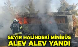 Seyir halindeki minibüs alev alev yandı