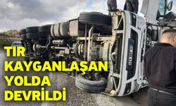 TIR kayganlaşan yolda devrildi