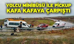 Yolcu minibüsü ile pickup kafa kafaya çarpıştı