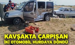 Kavşakta çarpışan iki otomobil hurdaya döndü