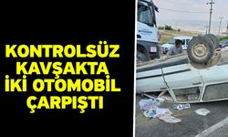 Kontrolsüz kavşakta iki otomobil çarpıştı