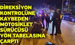 Direksiyon kontrolüne kaybeden motosiklet sürücüsü yön tabelasına çarptı