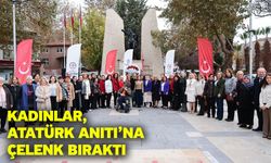 Kadınlar, Atatürk Anıtı’na çelenk bıraktı