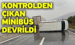 Kontrolden çıkan minibüs devrildi