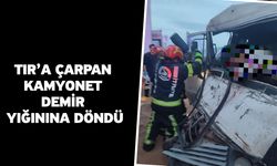 TIR’a Çarpan Kamyonet Demir Yığınına Döndü