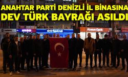 Anahtar Parti Denizli il binasına dev Türk bayrağı asıldı