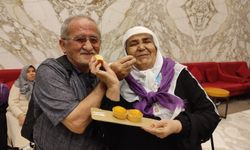 Kalbi sağ tarafta olan umreci 49. evlilik yıl dönümünü Mekke'de kutladı