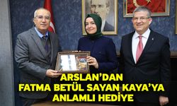 Arslan’dan Fatma Betül Sayan Kaya’ya Anlamlı Hediye