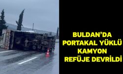 Buldan’da portakal yüklü kamyon refüje devrildi