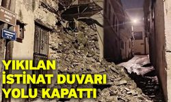 Yıkılan istinat duvarı yolu kapattı