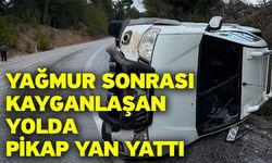 Yağmur sonrası kayganlaşan yolda pikap yan yattı