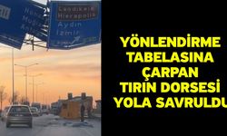 Yönlendirme tabelasına çarpan tırın dorsesi yola savruldu