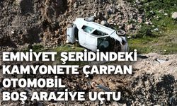 Emniyet şeridindeki kamyonete çarpan otomobil boş araziye uçtu