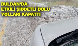 Buldan'da etkili şiddetli dolu yolları kapattı