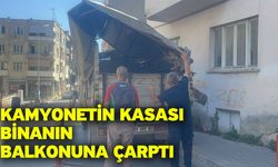 Kamyonetin kasası binanın balkonuna çarptı