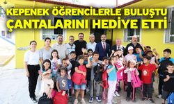 Kepenek öğrencilerle buluştu ve çantalarını hediye etti