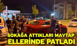 Sokağa attıkları maytap ellerinde patladı