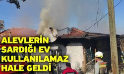 Alevlerin sardığı ev kullanılamaz hale geldi