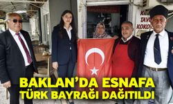 Baklan’da Esnafa Türk Bayrağı Dağıtıldı