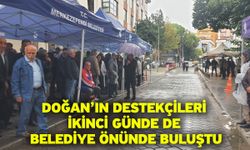 Doğan’ın destekçileri ikinci günde de belediye önünde buluştu