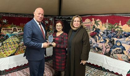 Kumral’dan Gönül Köprüsü Dayanışma Derneği’ne Teşekkür Plaketi