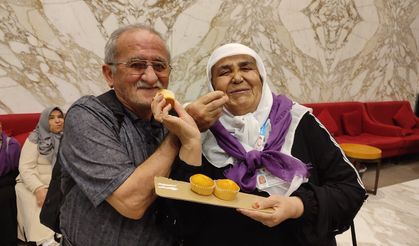 Kalbi sağ tarafta olan umreci 49. evlilik yıl dönümünü Mekke'de kutladı