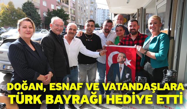 Doğan, Esnaf Ve Vatandaşlara Türk Bayrağı Hediye Etti