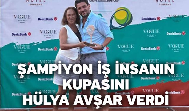 Şampiyon İş İnsanın Kupasını Hülya Avşar Verdi