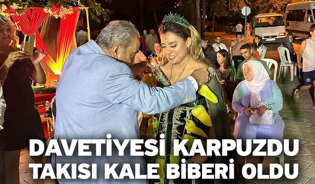 Davetiyesi karpuzdu! Takısı kale biberi oldu