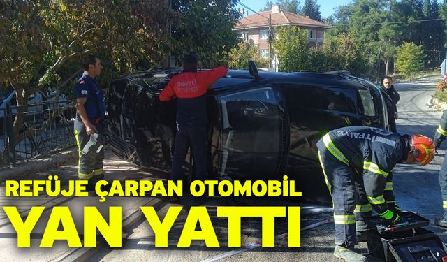 Refüje çarpan otomobil yan yattı