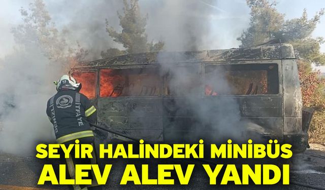 Seyir halindeki minibüs alev alev yandı