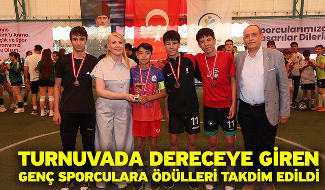 Turnuvada Dereceye Giren Genç Sporculara Ödülleri Takdim Edildi