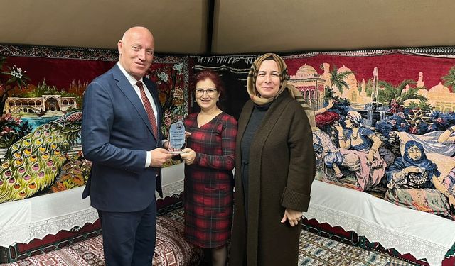 Kumral’dan Gönül Köprüsü Dayanışma Derneği’ne Teşekkür Plaketi