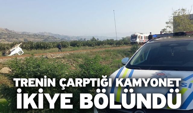 Trenin çarptığı kamyonet ikiye bölündü