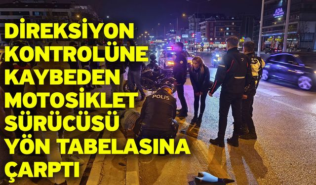 Direksiyon kontrolüne kaybeden motosiklet sürücüsü yön tabelasına çarptı
