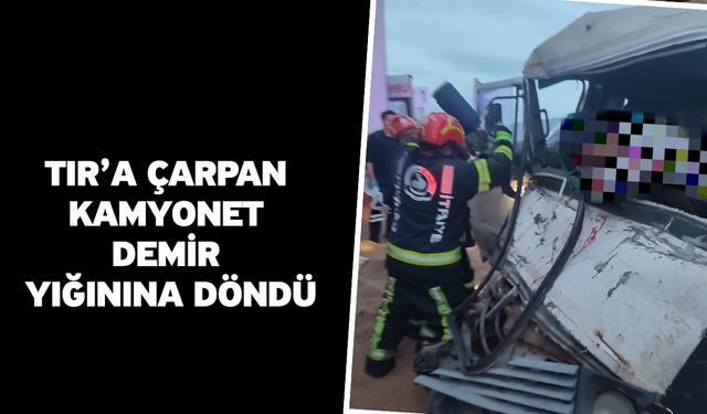 TIR’a Çarpan Kamyonet Demir Yığınına Döndü